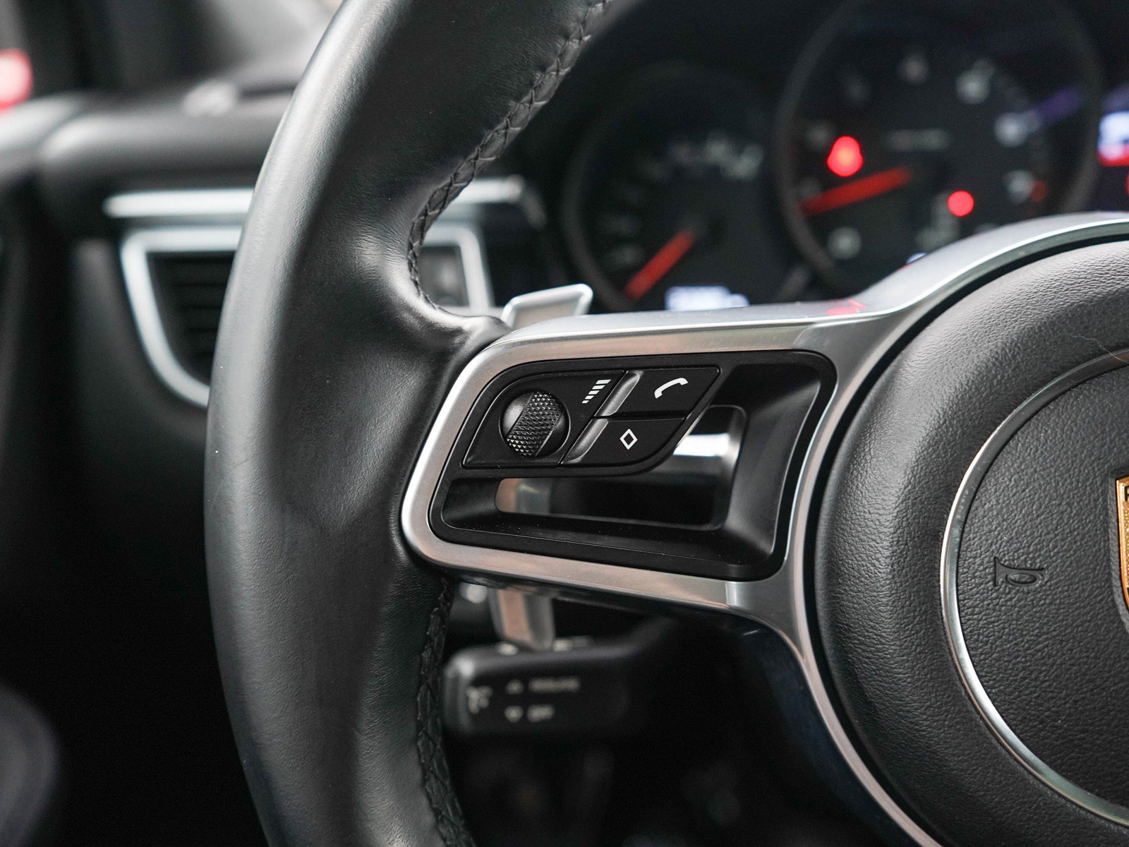 Used 2018 Porsche Macan AWD/4WD image 28