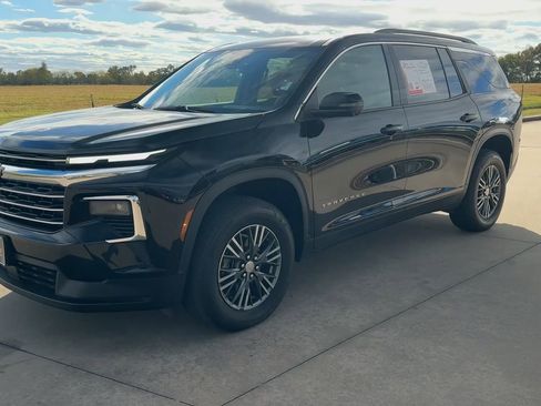 Used 2024 Chevrolet Traverse LT image 4