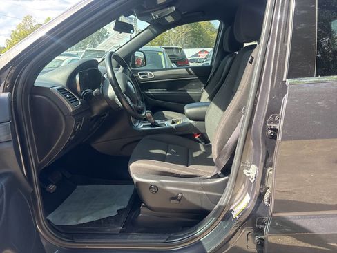 Used 2021 Jeep Grand Cherokee Laredo image 9