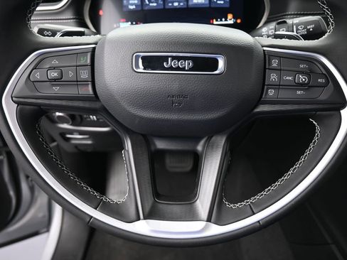 Used 2024 Jeep Grand Cherokee Laredo X image 32