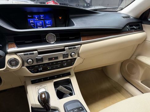 Used 2013 Lexus ES 350 w/ Luxury Pkg FWD image 18