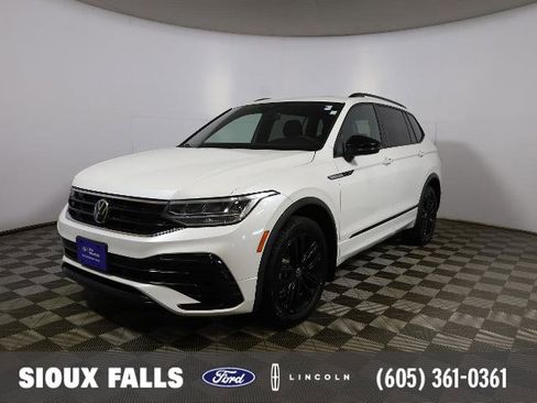 Used 2022 Volkswagen Tiguan SE R-Line image 1