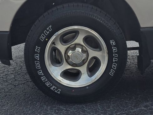Used 2005 Ford Explorer Sport Trac XLS AWD/4WD image 34