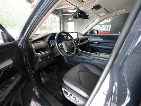 Used 2024 Toyota Grand Highlander XLE AWD/4WD image 8