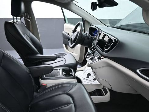 Used 2023 Chrysler Pacifica Touring-L FWD image 21