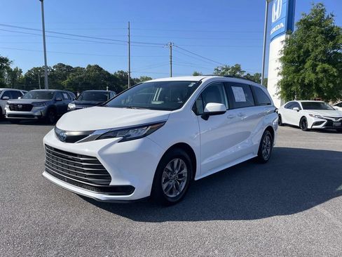 Used 2023 Toyota Sienna LE FWD image 8