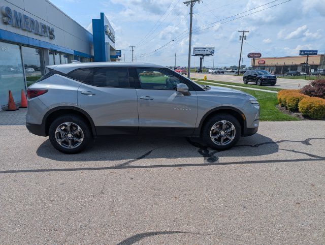 Used 2025 Chevrolet Blazer LT FWD image 2