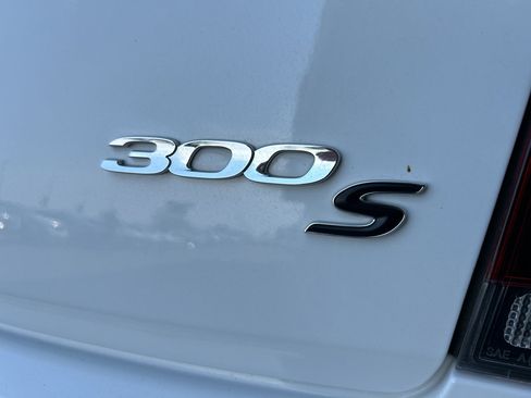 Used 2019 Chrysler 300 S image 9
