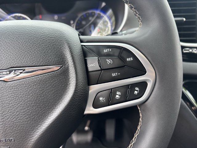 Used 2025 Chrysler Pacifica Select FWD image 30