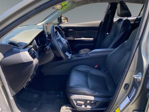 Used 2021 Toyota C-HR Limited FWD image 9