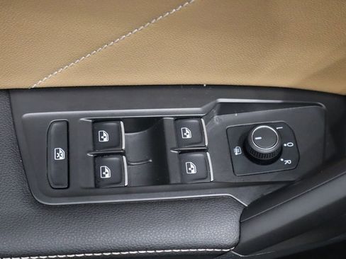 Used 2022 Volkswagen Tiguan SE image 13