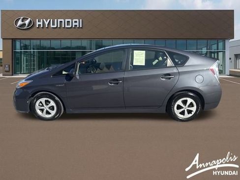 Used 2014 Toyota Prius Five image 2