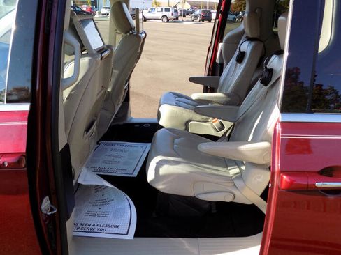 Used 2017 Chrysler Pacifica Touring-L Plus w/ Tire & Wheel Group image 32