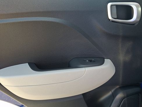 Used 2025 Hyundai Venue SEL FWD image 13