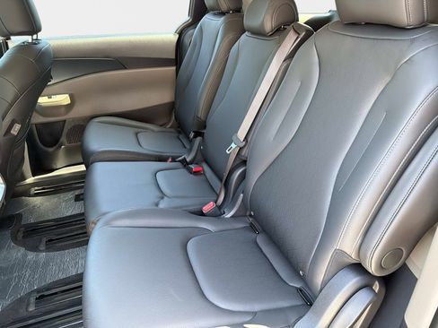 New 2026 Kia Carnival FWD image 11