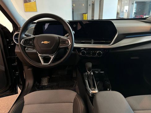 Used 2025 Chevrolet Trax LT w/ LT Convenience Package image 33