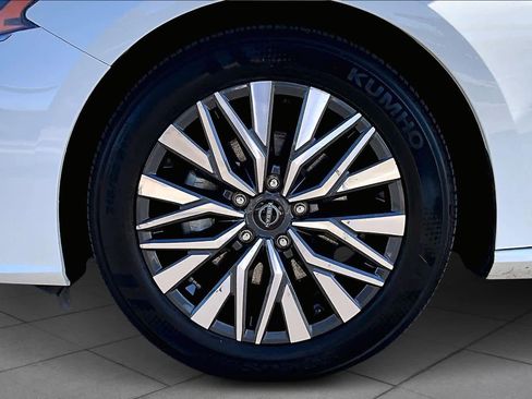 Used 2025 Nissan Altima 2.5 SV image 11