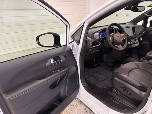 New 2026 Chrysler Pacifica Select image 5