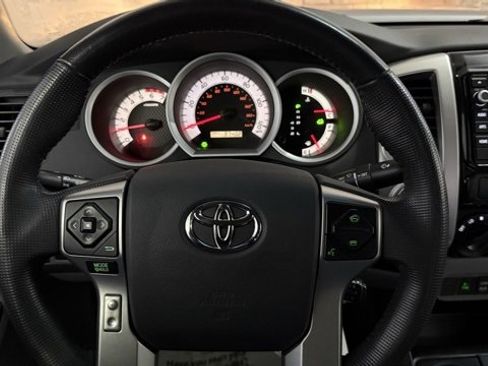 Used 2015 Toyota Tacoma Base image 16