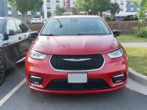 Used 2024 Chrysler Pacifica Touring-L FWD image 2