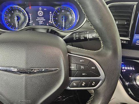 Used 2024 Chrysler Pacifica Touring-L image 34
