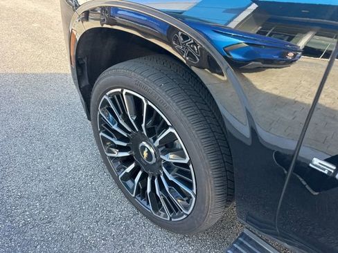 Used 2026 Chevrolet Suburban High Country AWD/4WD image 8