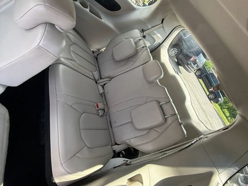 Used 2017 Chrysler Pacifica Touring-L Plus FWD image 16