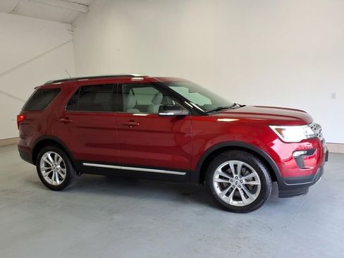 Used 2018 Ford Explorer XLT w/ Equipment Group 202A FWD image 2