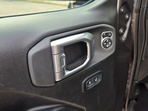 Used 2025 Jeep Wrangler Unlimited Rubicon image 14