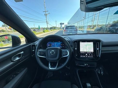 Certified 2025 Volvo XC40 B5 Plus AWD/4WD image 21