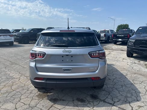 Used 2018 Jeep Compass Latitude w/ Popular Equipment Group FWD image 7