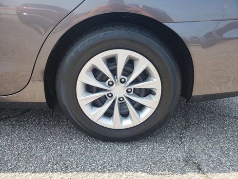 Used 2017 Toyota Camry LE image 5