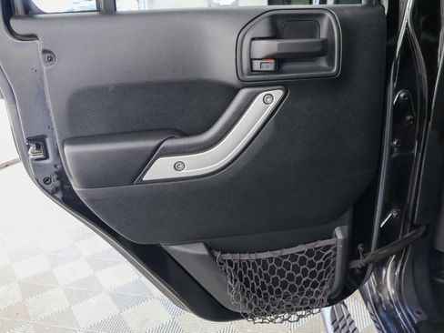 Used 2017 Jeep Wrangler Unlimited Rubicon w/ Connectivity Group AWD/4WD image 40