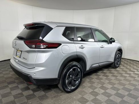 Used 2024 Nissan Rogue SV image 3