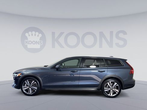 Used 2024 Volvo V60 B5 Cross Country Plus w/ Protection Package Premier image 2