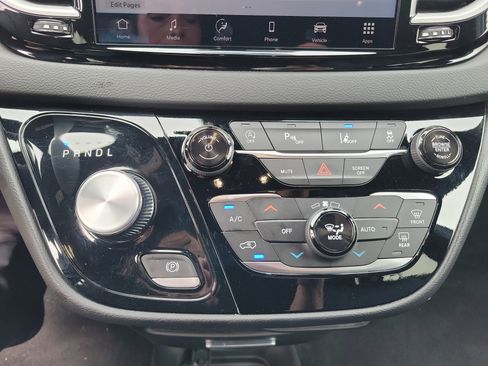 Used 2026 Chrysler Pacifica Select image 13