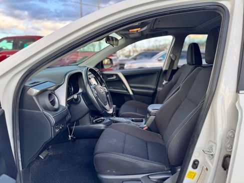 Used 2018 Toyota RAV4 XLE AWD/4WD image 9