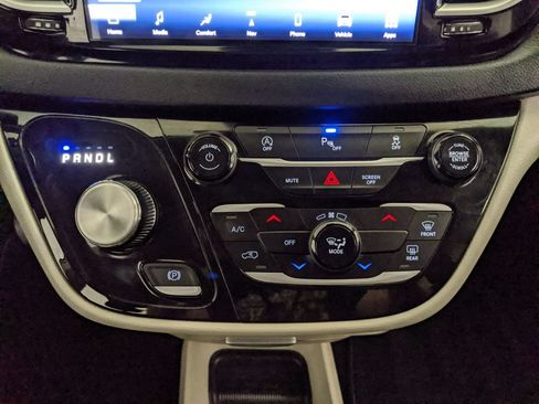 Used 2024 Chrysler Voyager LX FWD image 9