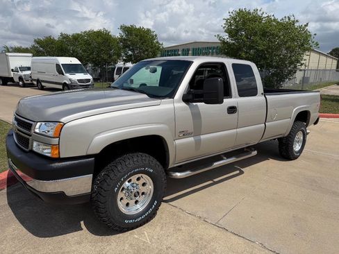 Used 2006 Chevrolet Silverado 3500 LT w/ Heavy-Duty Power Package image 11
