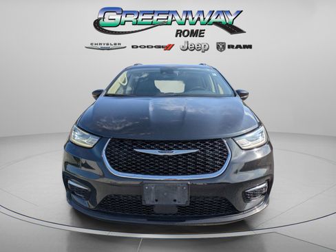 Used 2022 Chrysler Pacifica Touring-L FWD image 3