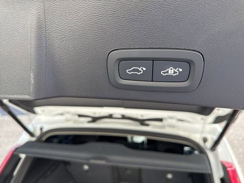 Used 2024 Volvo XC40 B5 Plus w/ Climate Package image 12