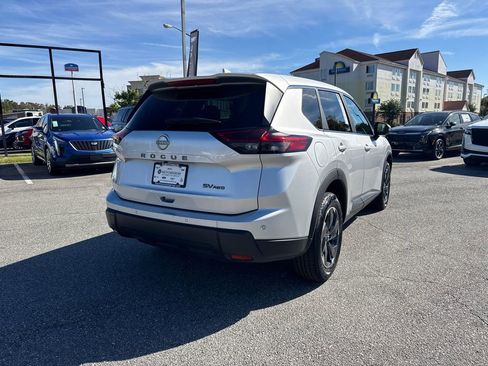 Used 2024 Nissan Rogue SV image 3