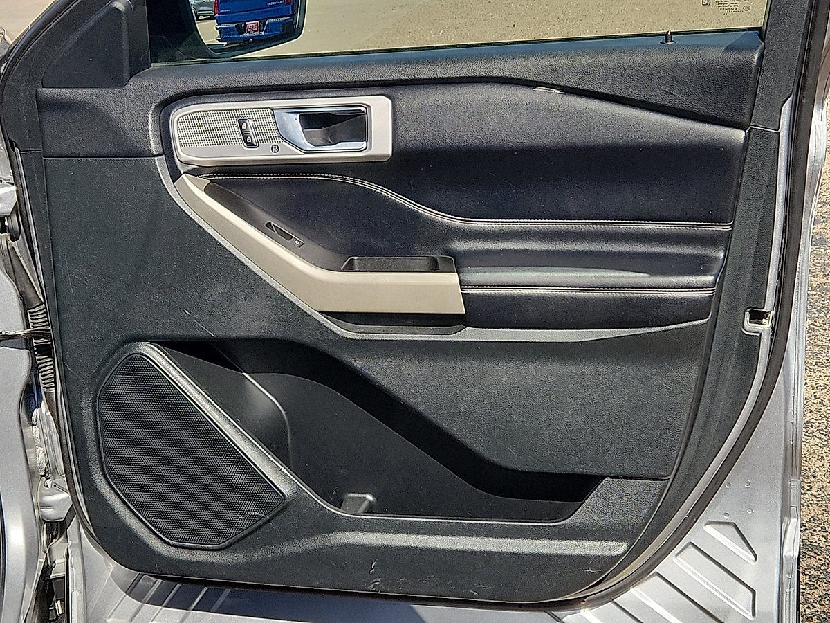 Used 2021 Ford Explorer Limited w/ Equipment Group 301A RWD image 11