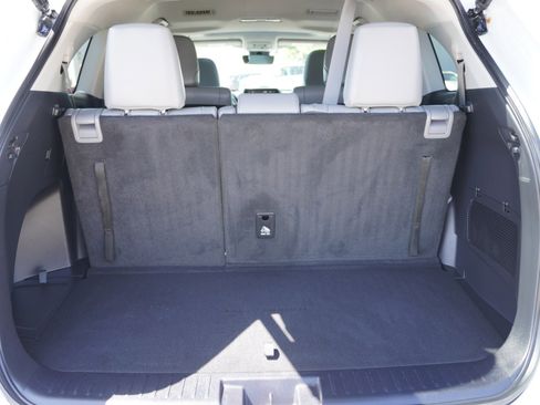 Used 2021 Toyota Highlander XLE AWD/4WD image 11