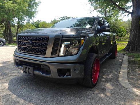 Used 2019 Nissan Titan SV w/ SV Convenience Package RWD image 12