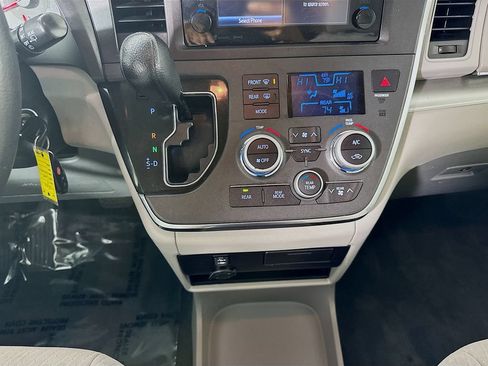 Used 2017 Toyota Sienna LE FWD image 24
