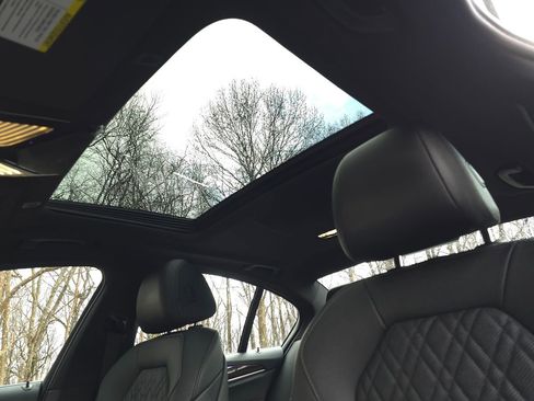 Used 2023 BMW 530e xDrive w/ Premium Package image 50