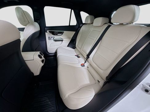 Used 2025 Mercedes-Benz GLC 300 4MATIC image 26