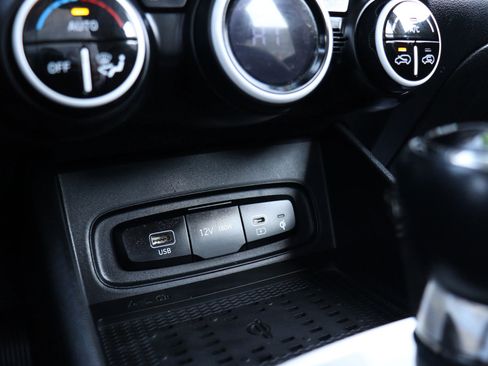 Used 2023 Hyundai Venue Limited image 27