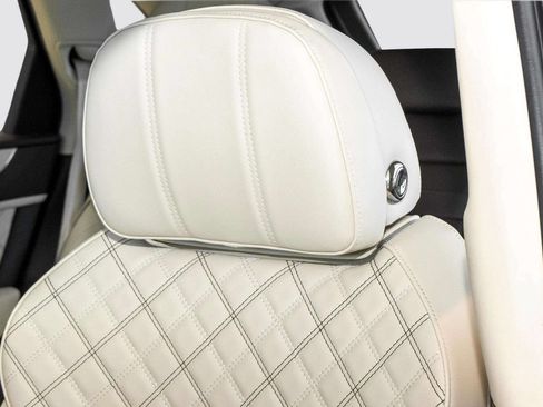 Used 2022 Bentley Bentayga AWD/4WD image 18